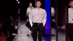 男模走秀视频,男模风采尽显,走秀瞬间捕捉