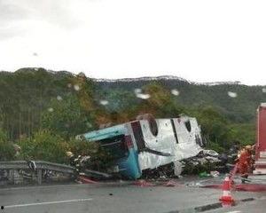 广河高速大巴翻车视频,大巴翻车事故现场直击